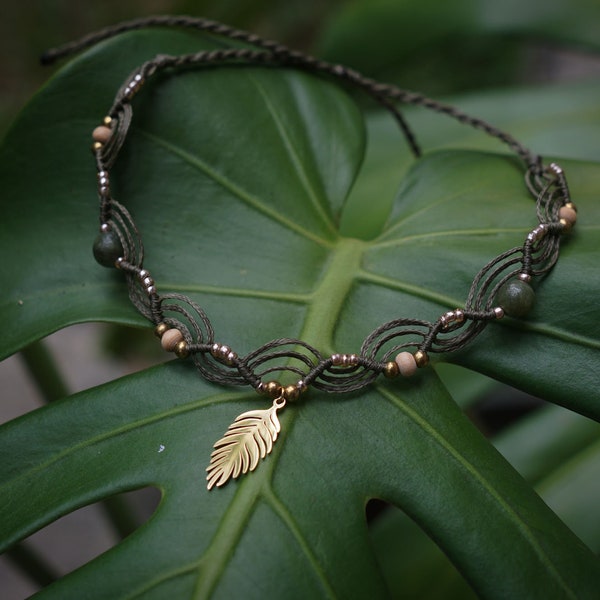 Jade Tropical Leaf Monstera Charm Macrame Anklet // Pulsera de tobillo de piedra curativa / Jade verde / joyería tropical de playa boho hippie