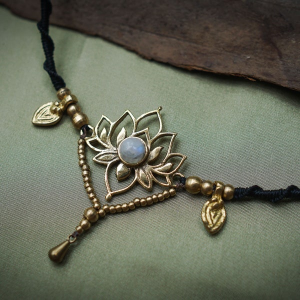 Collier lotus//Collier ras de cou fleur de lotus en macramé fait main en labradorite ou pierre de lune/style tropical de plage boho