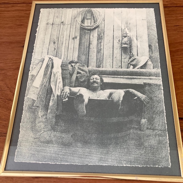 Impresión enmarcada de R. Hendrinkson: Hombre riendo en la bañera