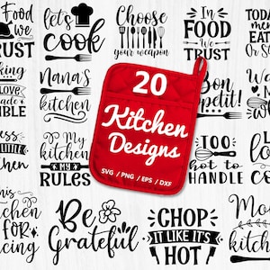 Może przedstawiać: Zestaw 20 wzorów kuchennych w formacie SVG, PNG, EPS i DXF. Wzory zawierają różne kucharskie frazy i obrazy, takie jak "In Food We Trust", "Let's Cook", "Choose Your Weapon", "Bon Appetit", "Watch Me Whip", "Too Hot To Handle", "Live Love Cook", "This Kitchen Is For Dancing", "Be Grateful", "Chop It Like It's Hot" i "Mom's Kitchen".