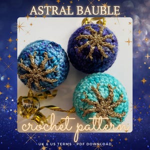 Könnte beinhalten: Drei gehäkelte Ornamente in Blau, Lila und Türkis mit goldenen Glitzer-Schneeflocken. Die Ornamente befinden sich auf einem blauen Hintergrund mit goldenen Sternen. Der Text "Astral Bauble crochet pattern" befindet sich oben im Bild. Der Text "UK & US TERMS - PDF DOWNLOAD" befindet sich unten im Bild.
