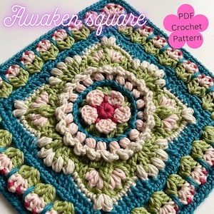 Könnte beinhalten: Ein Häkelquadratmuster mit einem floralen Design aus rosa, grünem und weißem Garn. Die Mitte des Quadrats hat eine größere Blume mit einer roten Mitte. Der Text "Awaken square" ist oben im Bild in rosa geschrieben. Der Text "PDF Crochet Pattern" ist oben rechts im Bild in weiß geschrieben.