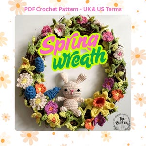 Könnte beinhalten: Ein handgefertigter Häkel-Frühlingskranz mit einem Hasen und bunten Blumen. Der Kranz besteht aus braunen Zweigen und ist mit gehäkelten Blumen in Rosa, Gelb, Blau und Orange verziert. Der Text "Spring Wreath" ist in der Mitte zu sehen.