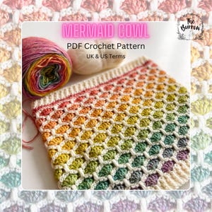 Könnte beinhalten: Ein farbenfroher Häkelkragen mit einem Regenbogen-Ombre-Muster. Der Kragen ist aus weißem Garn gefertigt und hat eine strukturierte Masche. Der Text "MERMAID COWL" und "PDF Crochet Pattern" wird auf weißem Hintergrund angezeigt. Der Text "UK & US Terms" wird ebenfalls angezeigt.