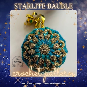 Könnte beinhalten: Ein tealfarbener und goldener Weihnachtsbaumschmuck aus Häkelarbeit mit einem Sternmuster. Der Schmuck ist mit "Starlite Bauble" und "crochet pattern" beschriftet.