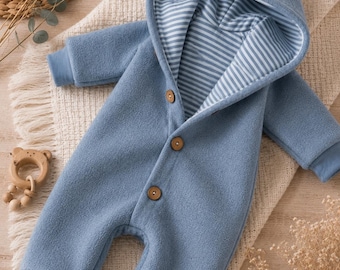 Walkoverall mit Kapuze - kuscheliger Wollwalk Overall für Baby & Kleinkinder Hellblau gestreift
