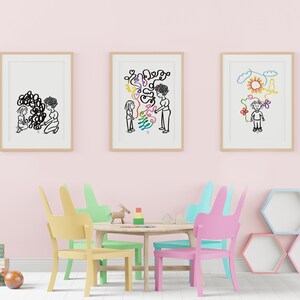 K&ouml;nnte beinhalten: Drei gerahmte Illustrationen von Kindern und Erwachsenen in einem Spielzimmer. Die Illustrationen sind in Schwarzwei&szlig; mit bunten Akzenten. Die Illustrationen h&auml;ngen an einer rosa Wand. Im Vordergrund stehen vier Holzst&uuml;hle mit Hasenohren und ein Holztisch.