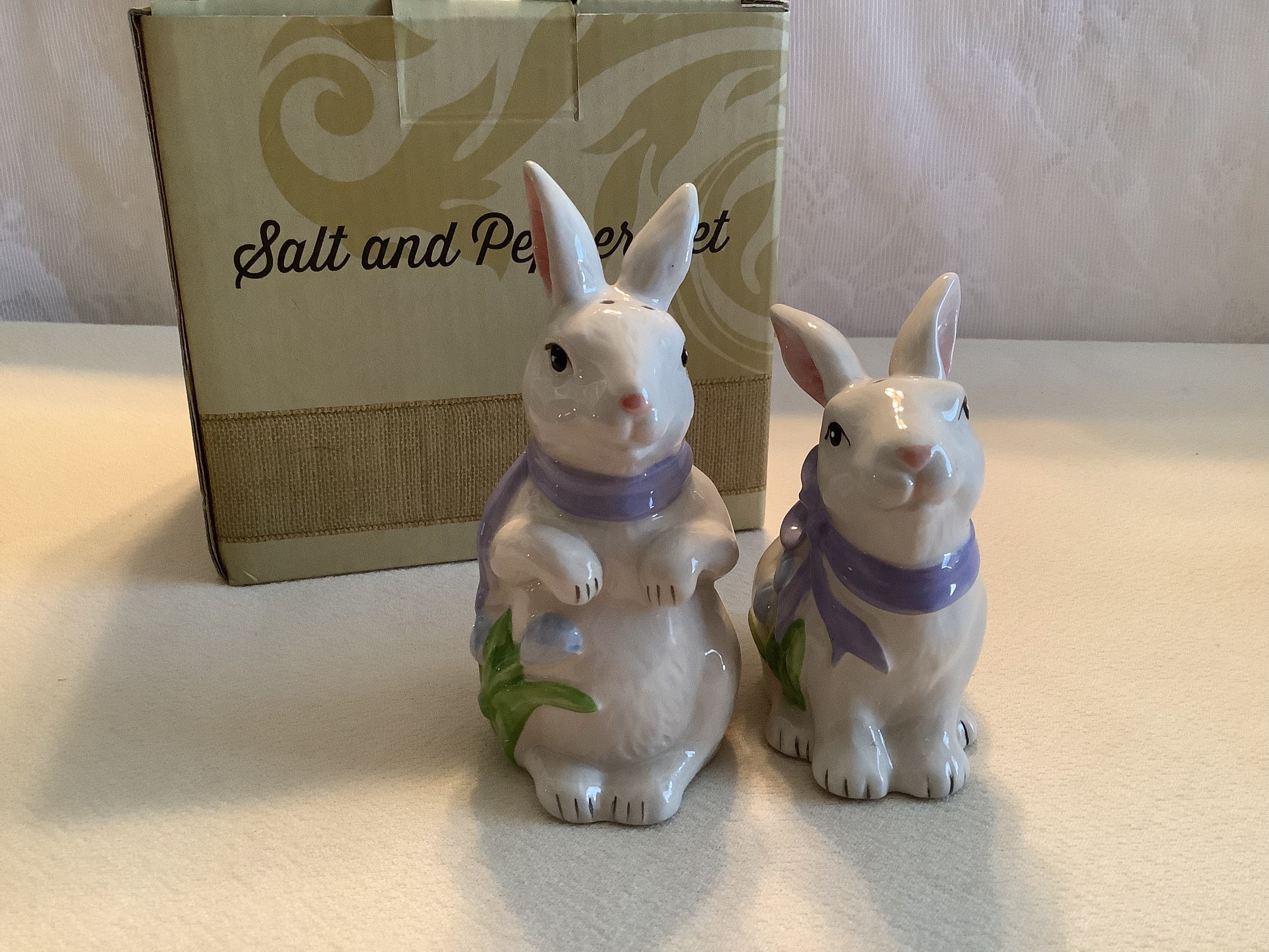 Bunny with Tulip Figurine - Cracker Barrel