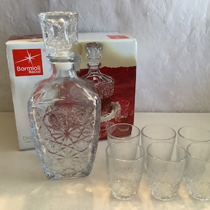 Vintage Bormioli Rocco Dedalo pattern clear glass liquor set. Made in Italy. Set includes 1 decanter with stopper and 6 glasses.