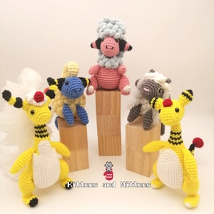 Op de afbeelding: Een verzameling handgemaakte gehaakte pluche dieren. De knuffels zijn voornamelijk geel, blauw, roze en wit, met zwarte en rode accenten. Ze worden gepresenteerd op kleine houten blokken tegen een witte achtergrond. De tekst "Kittens and Mittens" is zichtbaar.