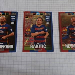 Cartes de football du FC Barcelone Adrenalyn XL Soccer. Javier Mascherano, Ivan Rakitic, Neymar Jr. Coéquipier. FIFA 365 Cartes à collectionner officielles.