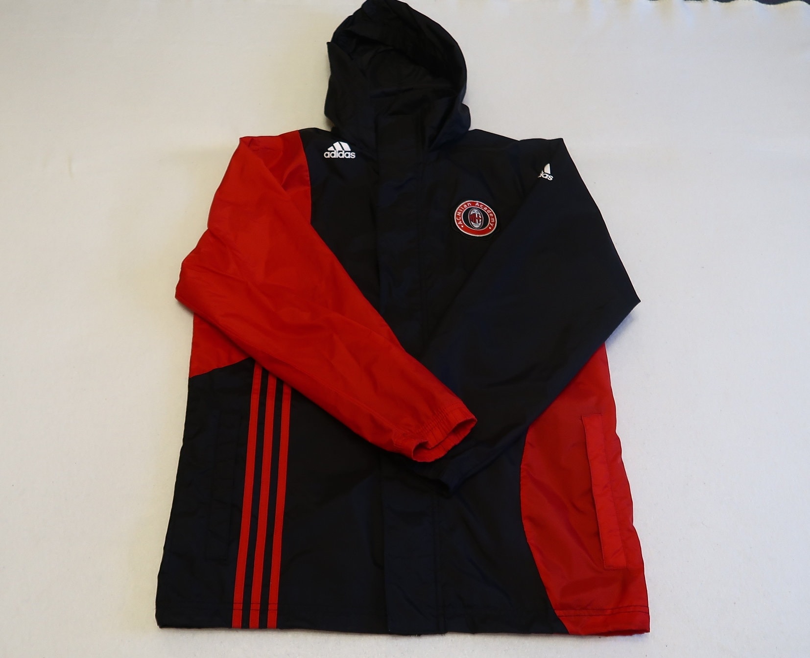 Chaqueta Adidas. Chaqueta deportiva del AC Milan. Negro y rojo. Cortavientos de entrenamiento original de la academia de clubes. Regalo de San Siro. Talla S 164. Poliester nailon. Etsy Espana
