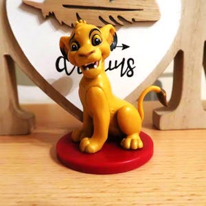 Миниатюрная фигурка Симбы. Мультфильмы. Король Лев 1994. Герой Диснея. Реалистичная фигурка. Disney/Pixar 2020. Высота 7 см.