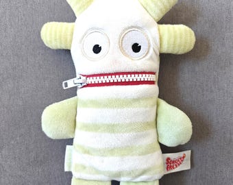 Ernst Sorgenfresser Plush – Worry Eater Schmidt Spiele Germany, Zipper Mouth for Notes, 19 cm, Green-White Striped, Anxiety Relief Soft Toy