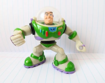 Plastikowa figurka Buzza Lightyeara to kultowa zabawka kolekcjonerska Disney Pixar pochodząca ze słynnego filmu animowanego „Toy Story”. Rocznik 2002.