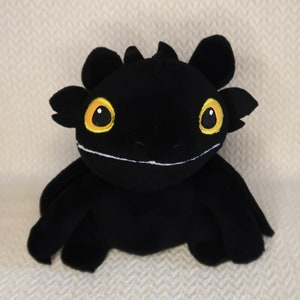 Tandloos pluche. Hoe je je draak traint. Stripfiguur. Zwarte kleur, 17 cm hoog. Hangend speelgoed met zuignap. Pluche autoruit.