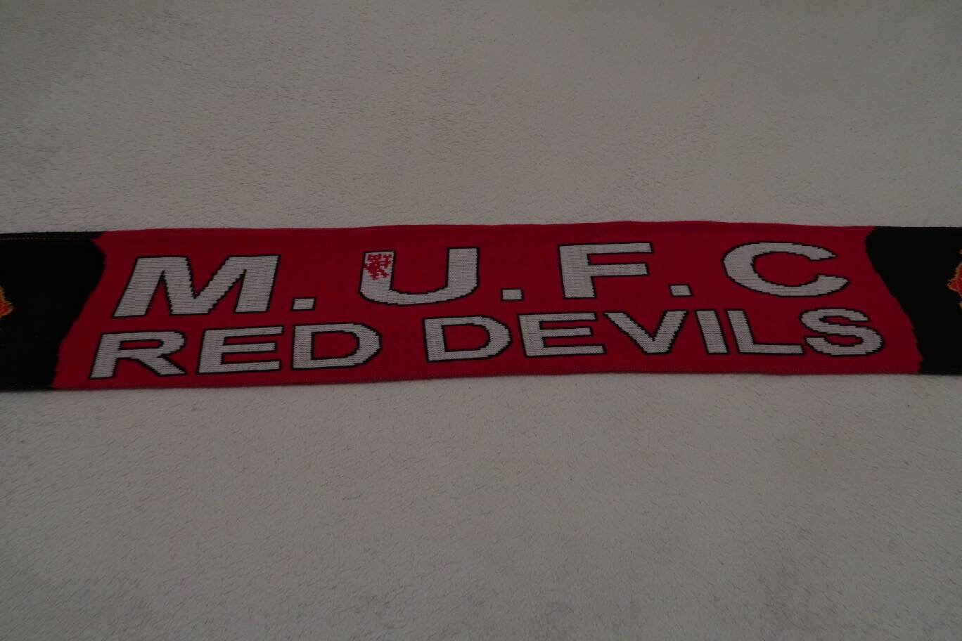 Écharpe Vintage Manchester United - The Red Devils - Retro Football Scarf - Unisexe