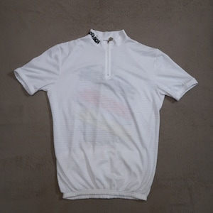 Puede incluir: Maillot de ciclismo blanco de manga corta con cremallera y cuello estampado en blanco y negro.
