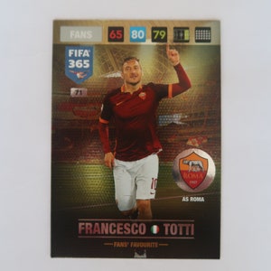 Carta Panini Adrenalyn XL. Francesco Totti AC Roma Football Club. Il preferito dai fan di FIFA 365. Prodotto con licenza ufficiale. Oggetto raro da collezione.