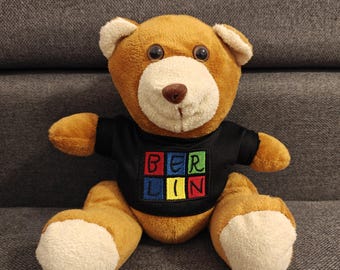 Straight Outta Berlin Bear Plush – 20cm Souvenir Teddy with Black BERLIN Shirt – Germany Gift