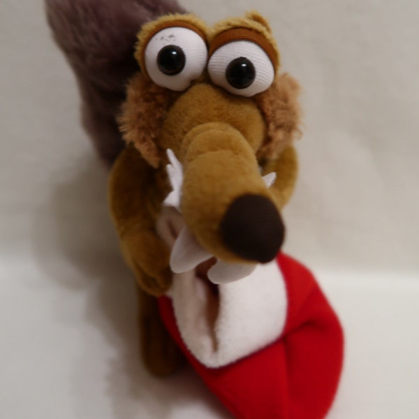 Süßes Plüschtier. Eichhörnchen Scrat aus dem Zeichentrickfilm Ice Age. In seinen Pfoten steckt ein Weihnachtsstrumpf. Seltenes Exemplar. Weihnachtsgeschenk.