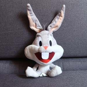 Królik Bugs. Postać z Looney Tunes. Rzadka kolekcjonerska, pluszowa zabawka. Warner Brothers Entertainment, Inc. Rozmiar 22 cm wysokości. Pluszowy królik.