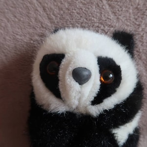 Lindo panda de peluche. Oso de peluche blanco y negro. Juguetes auténticos de Beijing EnBo. Recuerdo realista de China. Panda con ojos expresivos. 15cm