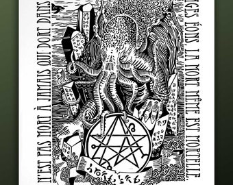 Peut inclure: Illustration en noir et blanc d'une créature tentaculaire avec un pentagramme au centre. Le texte "N'EST PAS MORT À JAMAIS QUI DORI DANS L'ÉTERNEL." est sur le côté gauche de l'image. Le texte "EN D'ÉTRANGES ÉONS, LA MORT MÊME EST MORTELLE." est sur le côté droit de l'image.