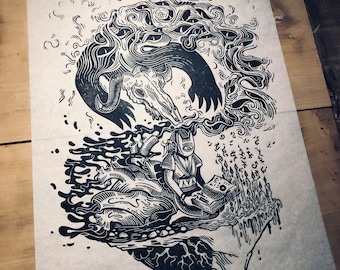 Peut inclure: Gravure sur bois en noir et blanc d'un crâne avec des cornes, un cœur et une figure tenant un livre. La figure est entourée de fumée et de flammes tourbillonnantes.
