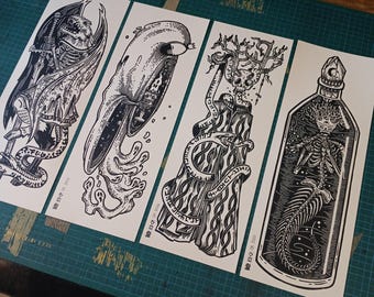 Peut inclure: Quatre illustrations en noir et blanc de créatures fantastiques. La première image montre une créature squelettique avec des ailes et une épée. La deuxième image montre une créature avec une longue queue flottante et un crâne. La troisième image montre une créature avec une tête en forme d'arbre et un serpent. La quatrième image montre une créature piégée dans une bouteille.