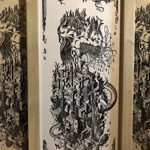 Peut inclure: Illustration en noir et blanc sur fond beige clair. L'œuvre représente un paysage urbain surréaliste avec des détails architecturaux complexes, des flammes et des créatures fantastiques. Le style rappelle un dessin détaillé à la plume et à l'encre.