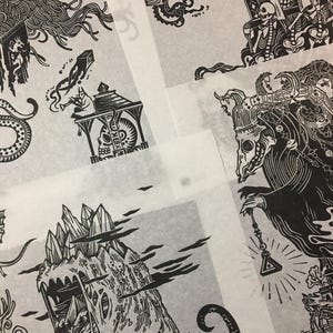 Peut inclure: Illustrations en noir et blanc de diverses créatures fantastiques et scènes. Les illustrations comprennent une créature avec une couronne, une créature avec une montagne de cristal et une créature avec une grande bouche.