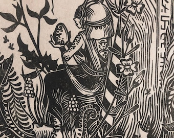 Peut inclure: Gravure sur bois en noir et blanc d'une femme tenant un objet rond dans un décor de forêt. La femme porte une longue robe et une coiffe. La forêt est remplie d'arbres, de plantes et de fleurs.