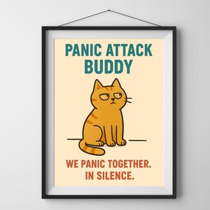 Puede incluir: Impresión artística enmarcada con un gato naranja de dibujos animados con expresión de mal humor. El texto superior dice "PANIC ATTACK BUDDY" en verde azulado, con "WE PANIC TOGETHER. IN SILENCE." debajo en rojo. La obra está sobre fondo amarillo claro.
