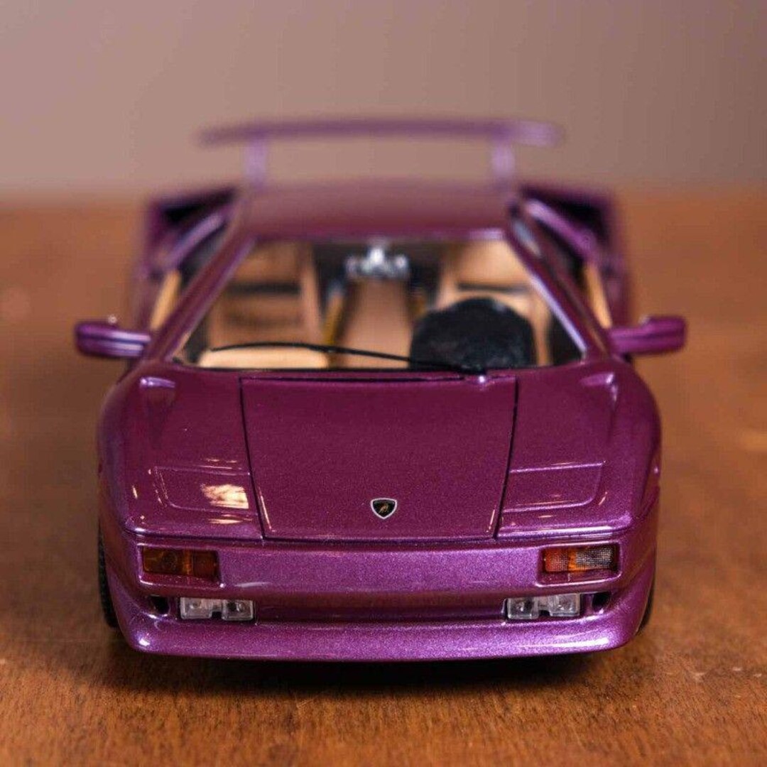 Ressort D'ouverture De Porte Pour Lamborghini Diablo 1990 – Modèle 1/18 Burago – Occasion – Couleur Rouge