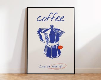 Può includere: Stampa artistica incorniciata con un'illustrazione blu di una caffettiera e la parola "coffee" sopra. La frase "Love at first sip" è scritta sotto in un cerchio rosso.