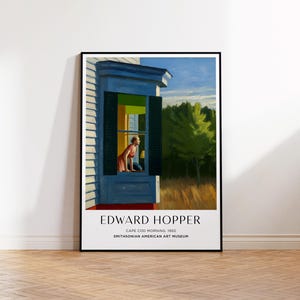 Può includere: Un dipinto di Edward Hopper intitolato "Cape Cod Morning" che ritrae una donna che guarda fuori dalla finestra di una casa. La casa è dipinta di bianco con persiane verdi. La donna indossa un vestito rosso. Il dipinto è del 1950 e si trova nello Smithsonian American Art Museum.