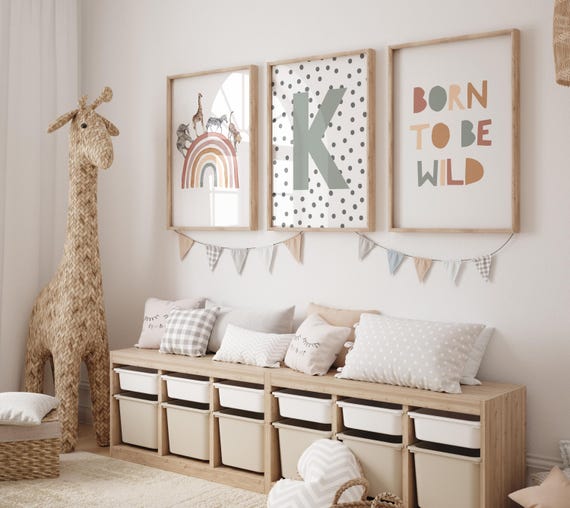 サファリ ナーサリー プリント：ボヘミアン レインボー イニシャル