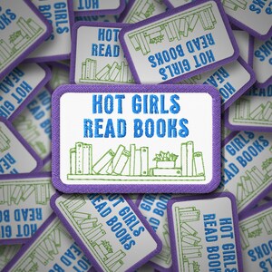 Könnte beinhalten: Ein gestickter Aufnäher in Lila und Weiß mit dem Text "Hot Girls Read Books" in grünen und blauen Buchstaben. Der Aufnäher zeigt ein Bücherregal mit einem Stapel Bücher und einer Topfpflanze.