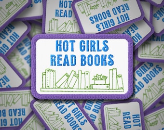 Puede incluir: Un parche bordado de color morado y blanco con el texto "Hot Girls Read Books" en letras verdes y azules. El parche presenta una estantería con una pila de libros y una planta en maceta.