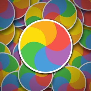 Könnte beinhalten: Ein farbenfrohes Regenbogen-Wirbel-Design mit sechs Abschnitten in Rot, Orange, Gelb, Grün, Blau und Lila. Das Design wird in einem Muster überlappender Kreise wiederholt.