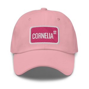 Cornelia Street, NYC, nowojorska ulica, pamiątkowa czapka Lover z haftem w kolorze różowym