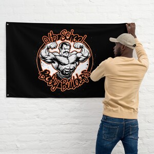 Peut inclure: Drapeau noir avec un cercle orange et du texte blanc qui dit "Old School Body Builders". À l'intérieur du cercle se trouve une illustration en noir et blanc d'un homme musclé fléchissant ses biceps.