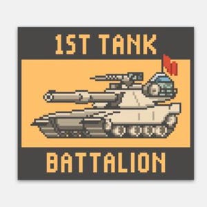 Może przedstawiać: Ilustracja pikselowa czołgu z czerwoną flagą na szczycie. Czołg jest beżowy i brązowy i ma dużą armatę. Tekst "1ST TANK BATTALION" znajduje się nad i pod czołgiem.
