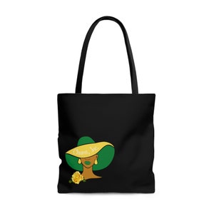 Puede incluir: Bolsa de tela negra con un sombrero verde y amarillo, una flor amarilla y el texto "Chums, Inc." impreso en el sombrero.