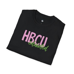 Camiseta unisex de estilo suave de la hermandad Alpha Kappa Alpha, también conocida como camiseta, camiseta HBCU AKA, regalo del mes de la historia afroamericana, camiseta con letras griegas