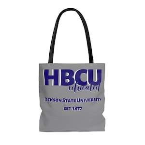 Può includere: Borsa tote grigia con manici neri. La borsa ha una grafica blu e bianca che dice "HBCU educated" e "Jackson State University Est 1877".