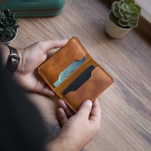 Soporte plegable para tarjetas, producto de cuero hecho a mano, regalo para él, regalo para ella, diseño minimalista, artículos especiales para el día, EDC