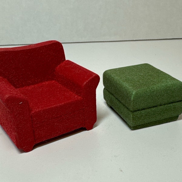 Chaise floquée rouge et ottomane floqué vert StromBecker