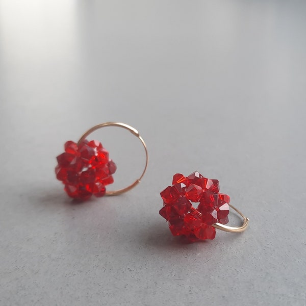 Boucles d'oreilles boule disco rouges perles upcyclées tissées créoles modèle unique